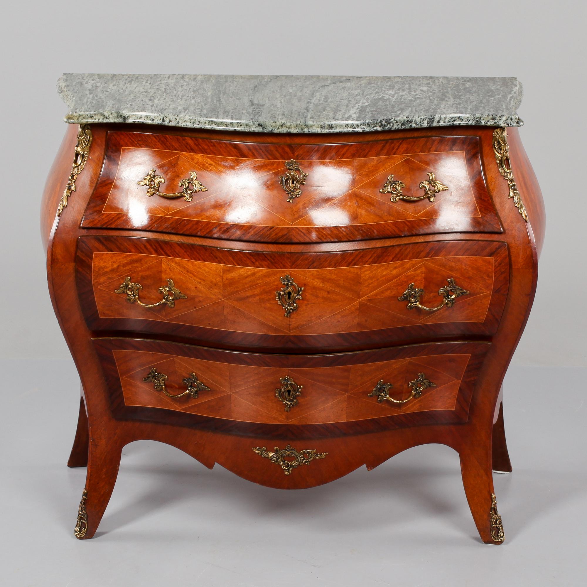 BYRÅ, rokokostil, omkring 1900-talets mitt.