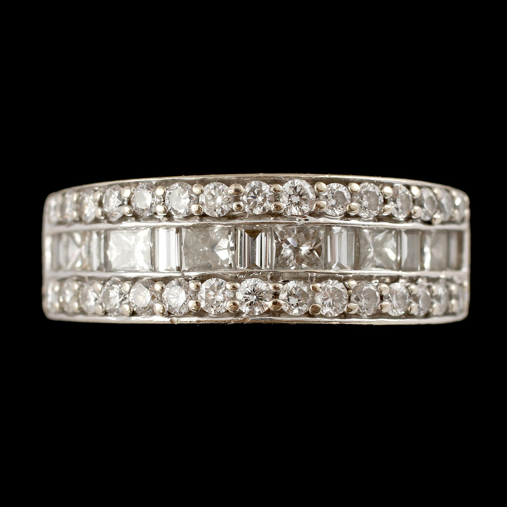 RING, 18k vitguld med 30 briljantslipade och 13 fasettslipade diamanter, Iduna,  Varberg, 2000-tal. Vikt 6 g.