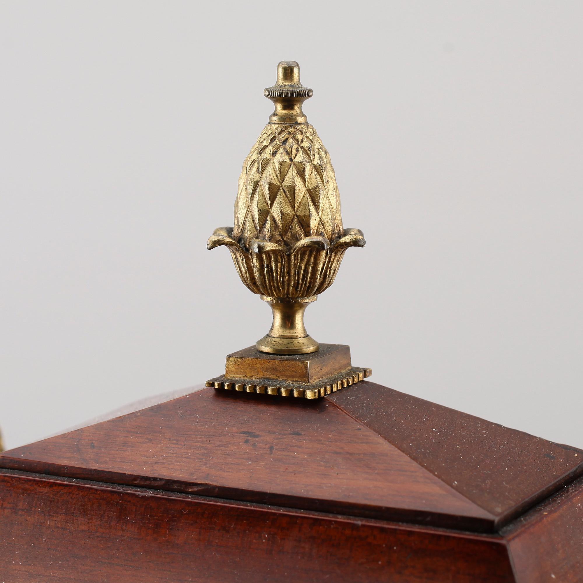 BIBLIOTEKSPENDYL, England, omkring år 1900.