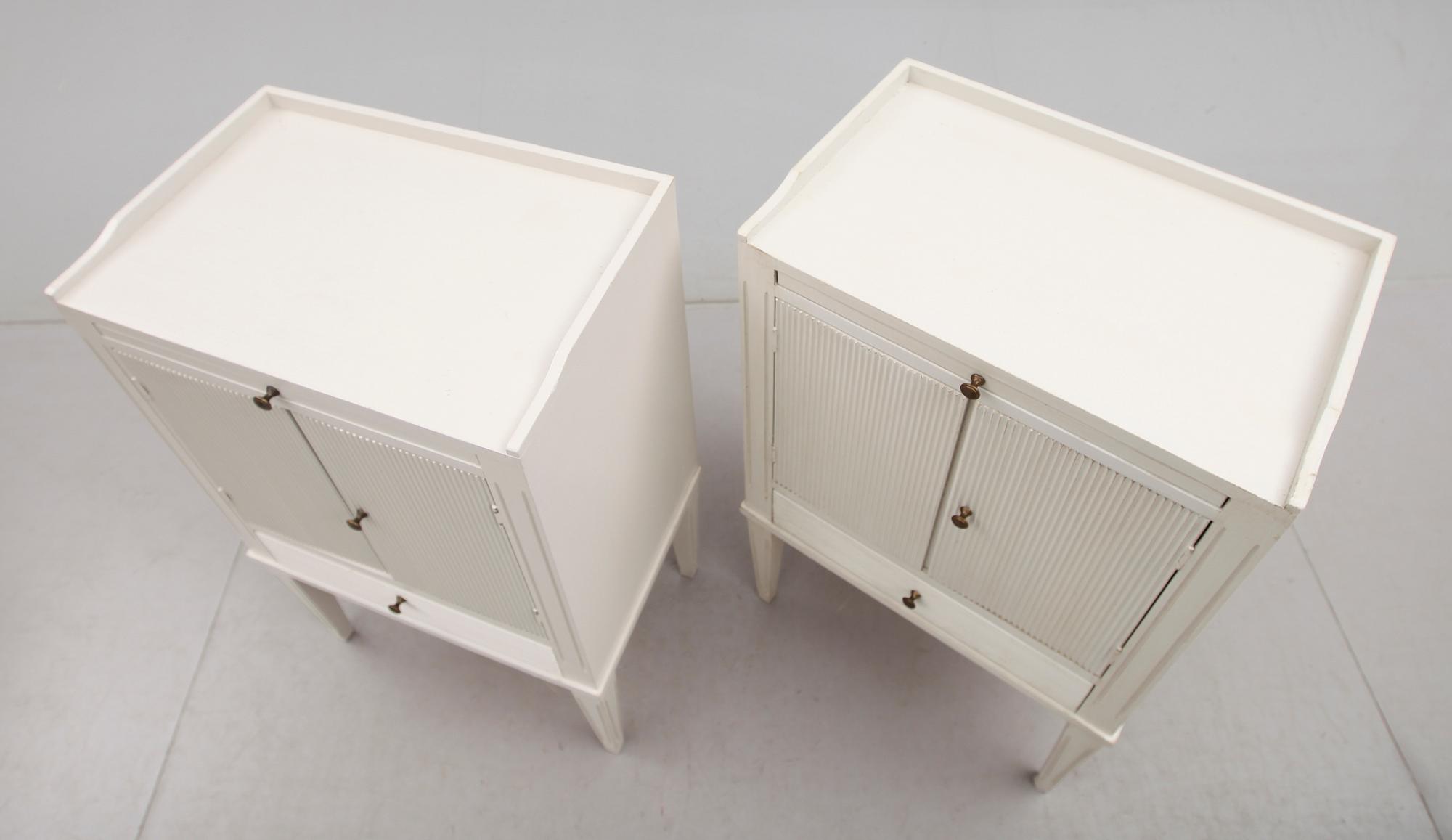SÄNGBORD, 1 par, gustaviansk stil, 1900-talets andra hälft.