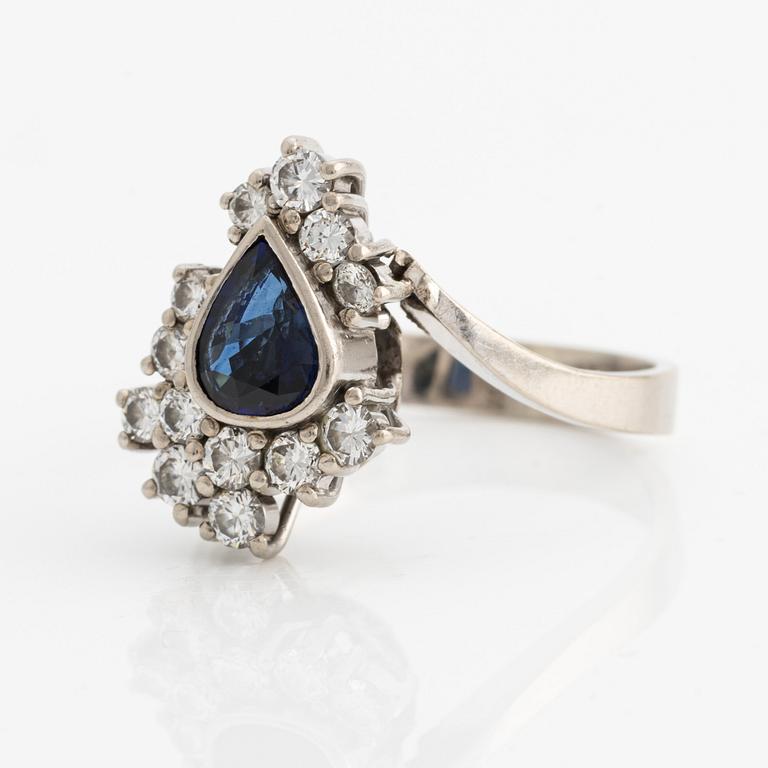 Ring 18K vitguld med droppformad safir och briljantslipade diamanter.