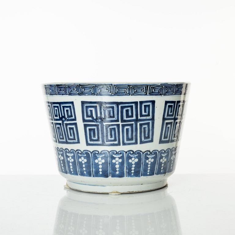 A blue and white flower pot, Qing dynasty, 19th Century.