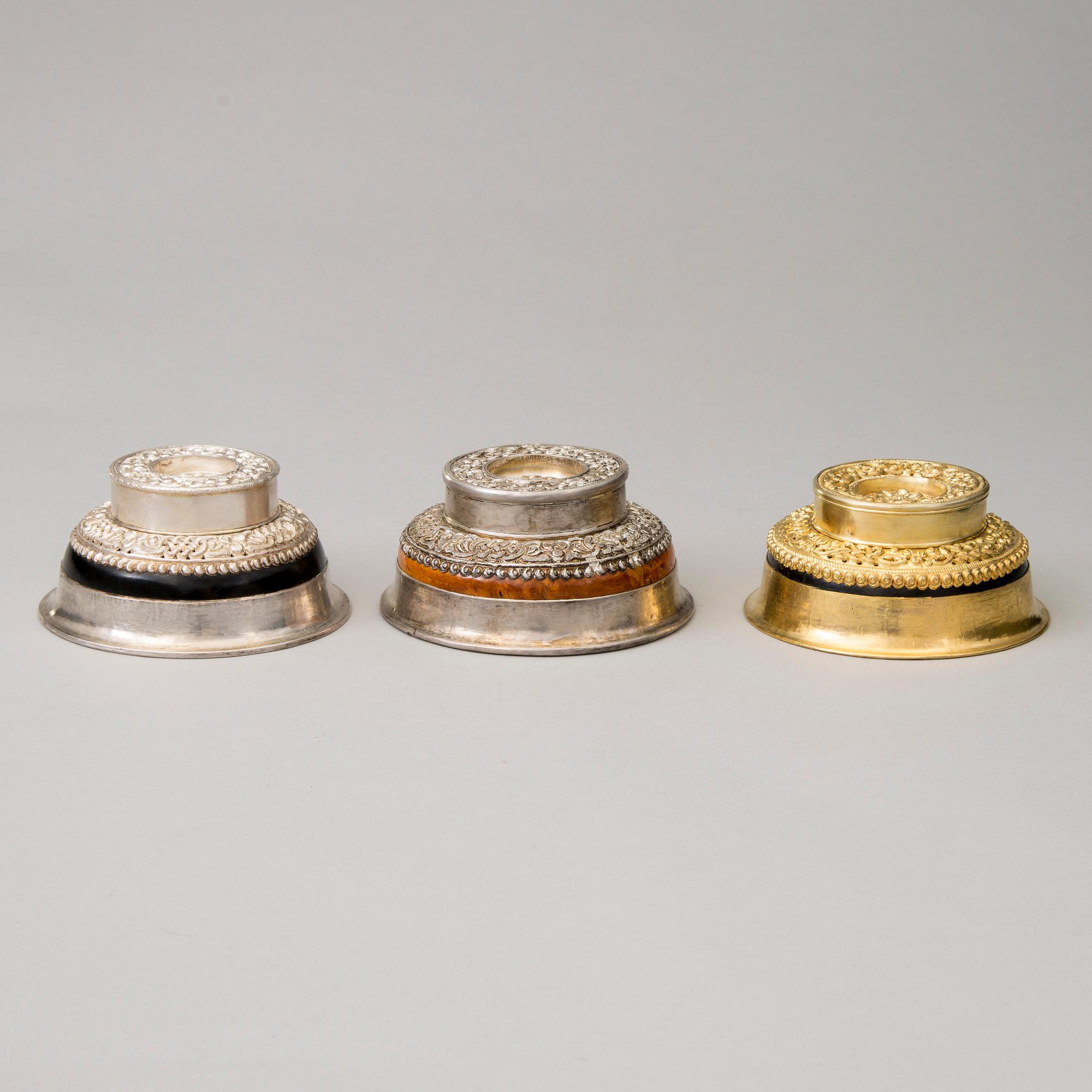 3 SKÅLAR, KÄRL MED LOCK OCH 6 TESKEDAR, Mongilien och Kina 1900-talet.