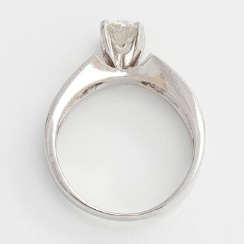 Sormus, 14K valkokultaa, sekä ovaali briljanttihiottu timantti.