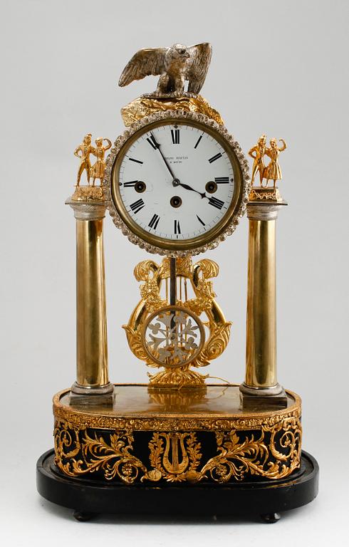 BORDSPENDYL, förgylld brons, med speldosa, 1800-tal.