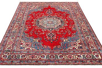 A Kashan carpet, a. 337 x 246 cm.