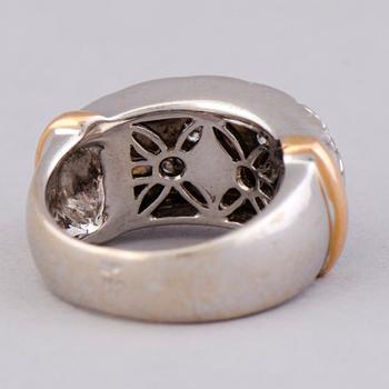 A RING, brilliant cut diamonds, 18K white gold and gold. Italy.