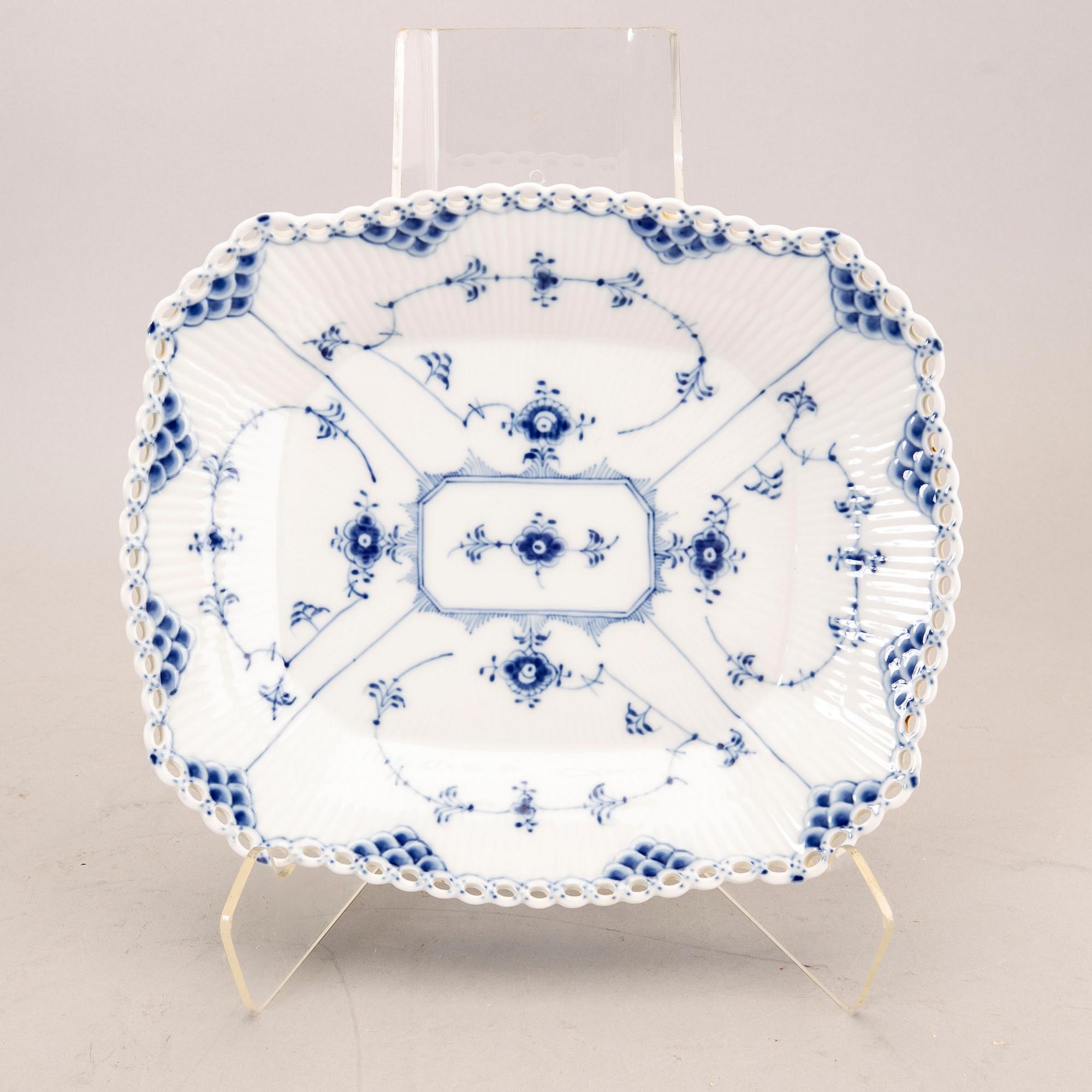 A 44 pcs Royal Copenhagen "Musselmalet" dinner service, Denmark, later part of the 20th century.