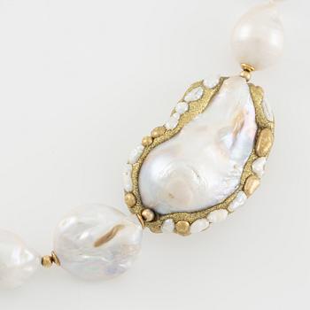Necklace, with cultured pearls.