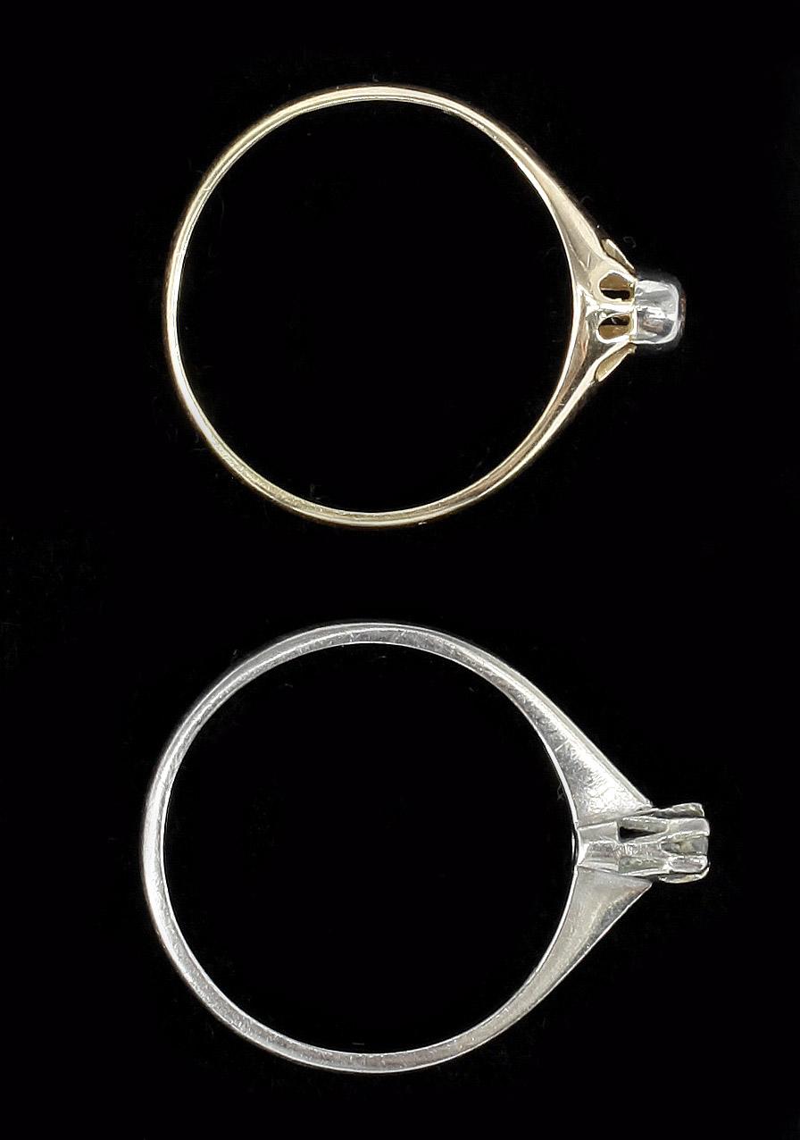 RINGAR, 2 st, vitguld och guld 18k, briljantslipade diamanter, var av en rosatonad. Total vikt ca 4 g.