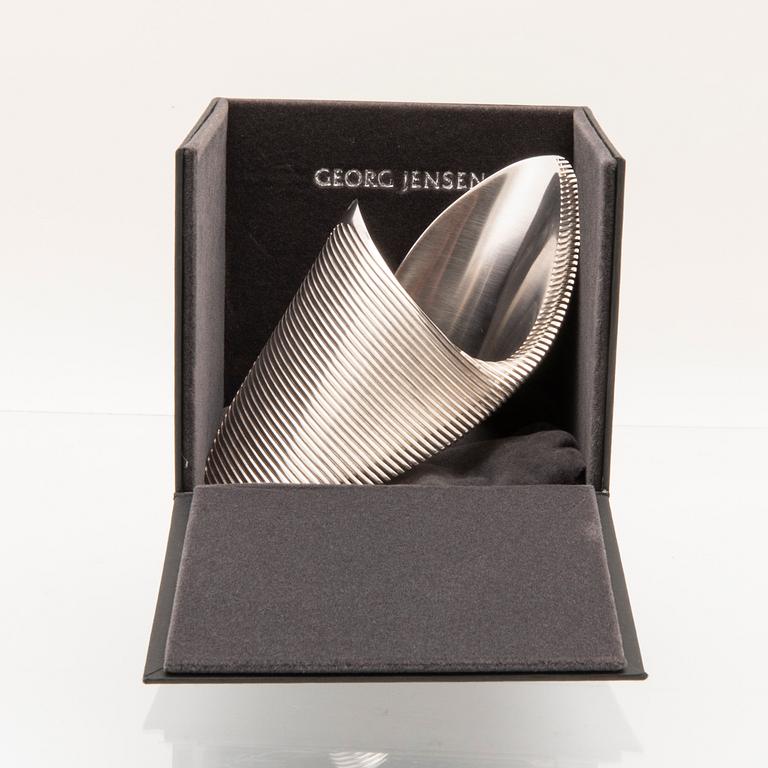 Zaha Hadid, armband "Lamellae Twisted Cuff" sterling silver, designat för Georg Jensen.