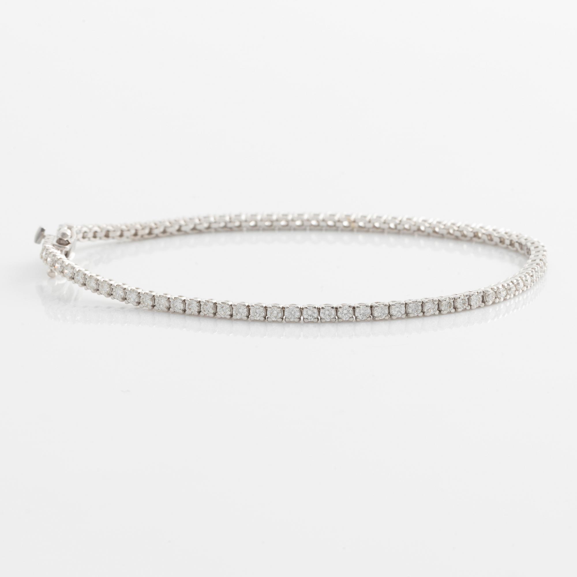 Tennis bracelet with brilliant-cut diamonds.