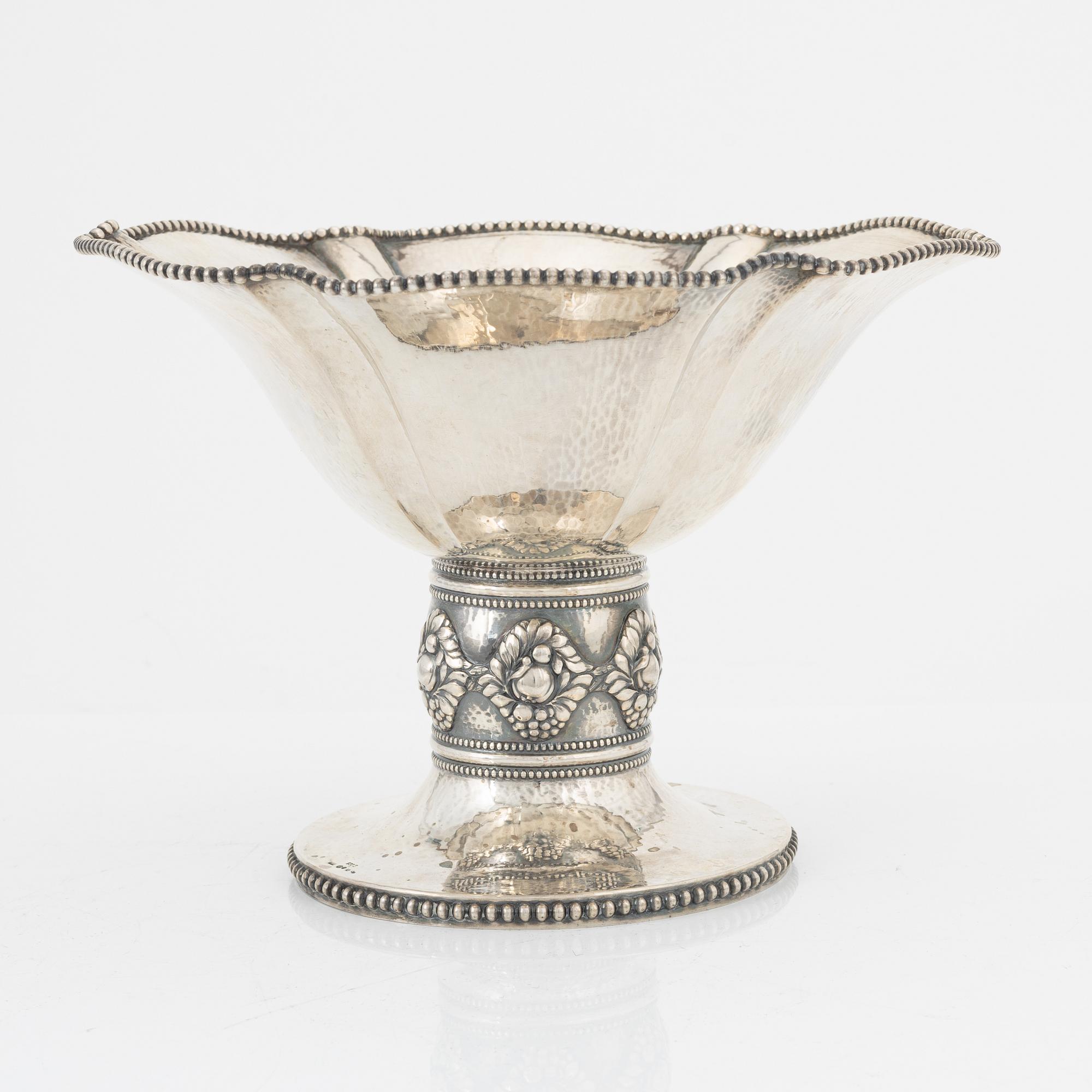 Skål på fot, silver, JE Bohlin, Jönköping, 1920.