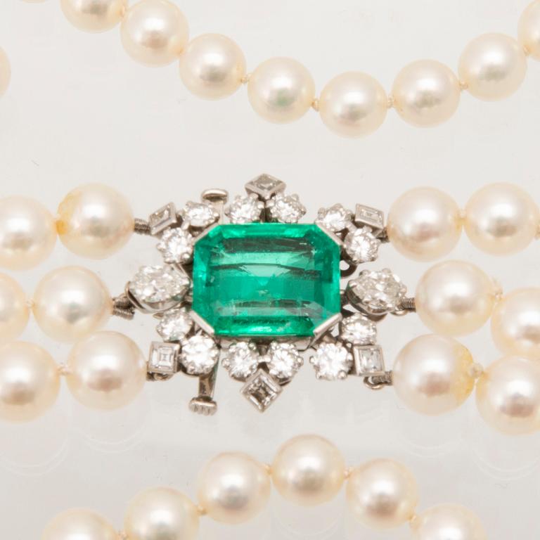 W.A. Bolin, a cultured pearl necklace with an 18K white gold clasp set with an emerald and diamonds, Stockholm 1960.