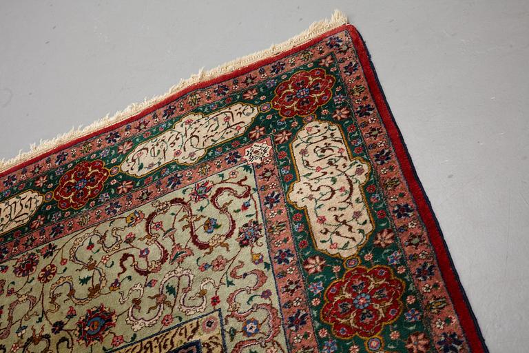 Matto, semi-antique Tabriz, signed ca 335,5 x 256,5 - 261,5 cm.