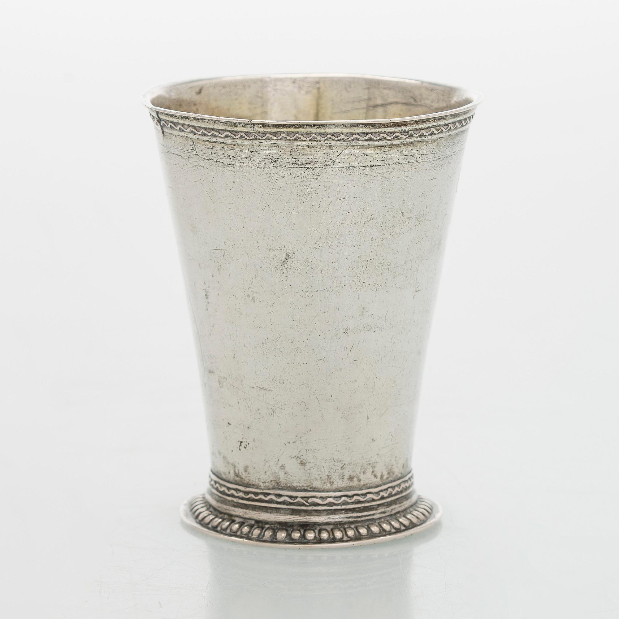 Pikari, hopea, osittain kullattu, kaksinkertainen lyönti, tunnistamaton mestarileima GH, todenn. Baltia 1700-luku.