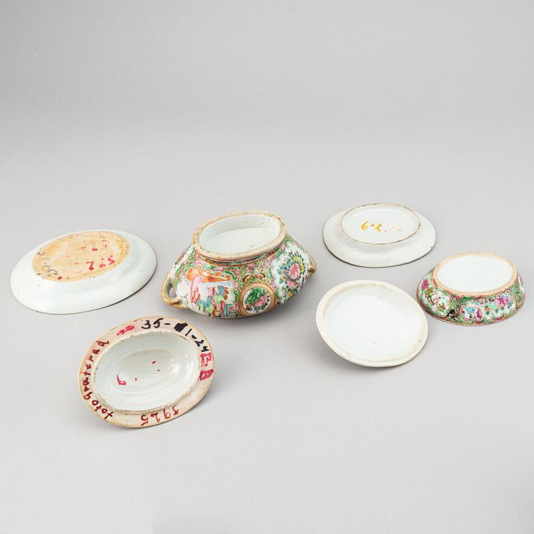 A part Canton famille rose service, Qing dynasty, late 19th century (12 pieces).