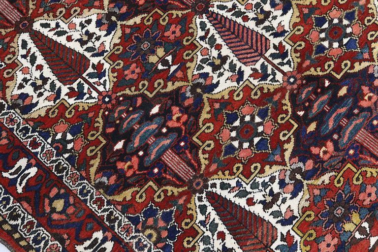 A semi-antique Baktiari rug, ca 217 x 152 cm.