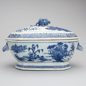 TERRIN MED LOCK, porslin, Kina, Qianlong 1736-1795.