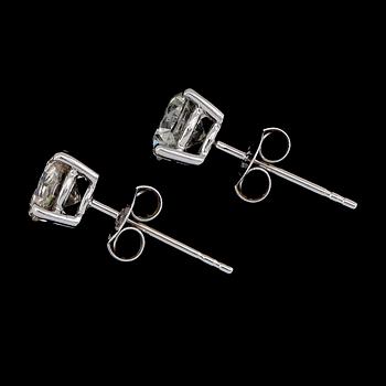 ÖRHÄNGEN, 1 par, 18K vitguld, briljantslipade diamanter tot ca 1.86 ct.