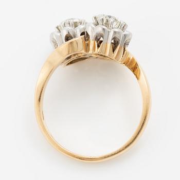 Ring 18K gold with two round brilliant-cut diamonds.