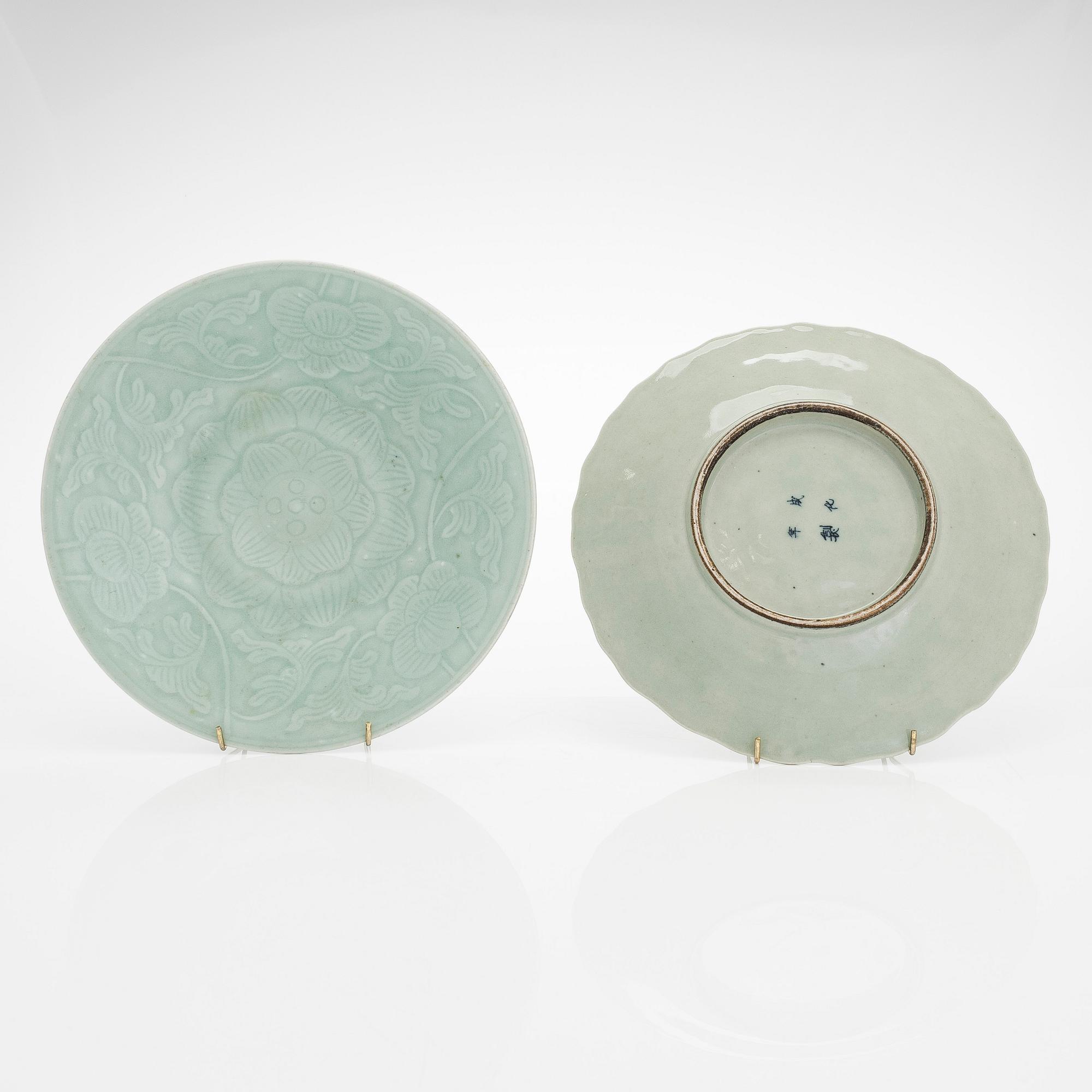 Plates, 2 pcs, bowls, 2 pcs, and a hexagonal bowl in Famille Rose, China, 19th- and 20th century.
