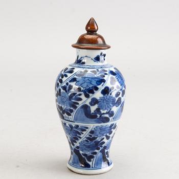 A set of three Chinese Kangxi/Kangxi-style and Qianlong cups, a saucers and a vase 18th/19th century porcelain.