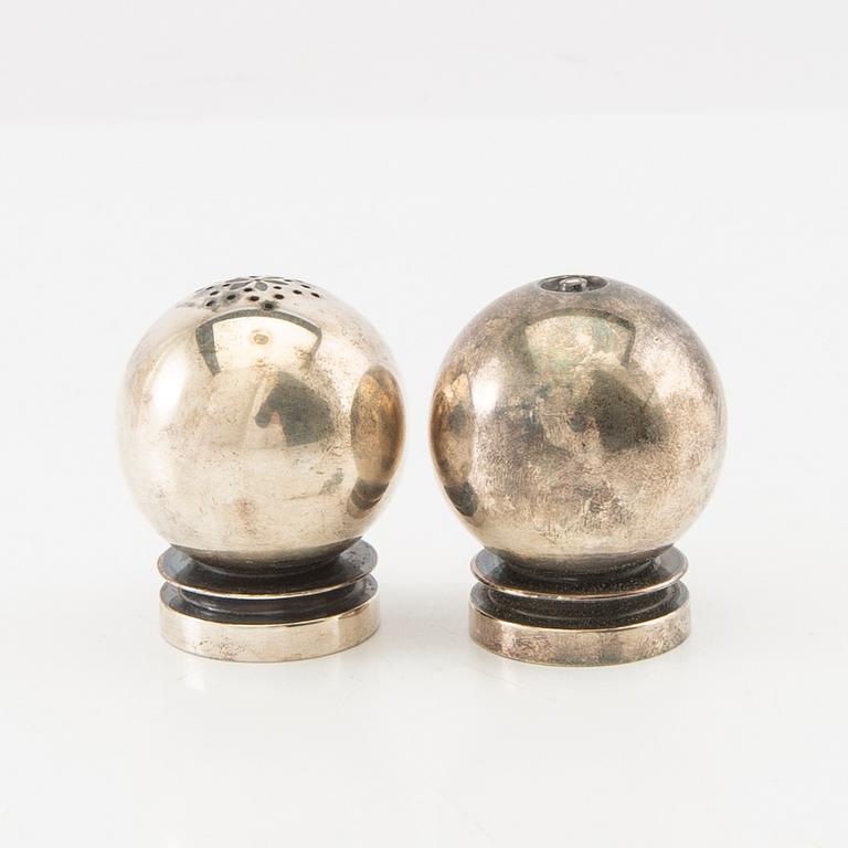 Harald Nielsen, salt- och pepparkar silver "Pyramid" nr 632 för Georg Jensen Danmark.