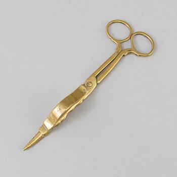 A BRASS CANDLE SNUFFER/SCISSORS, 17th/18th century.