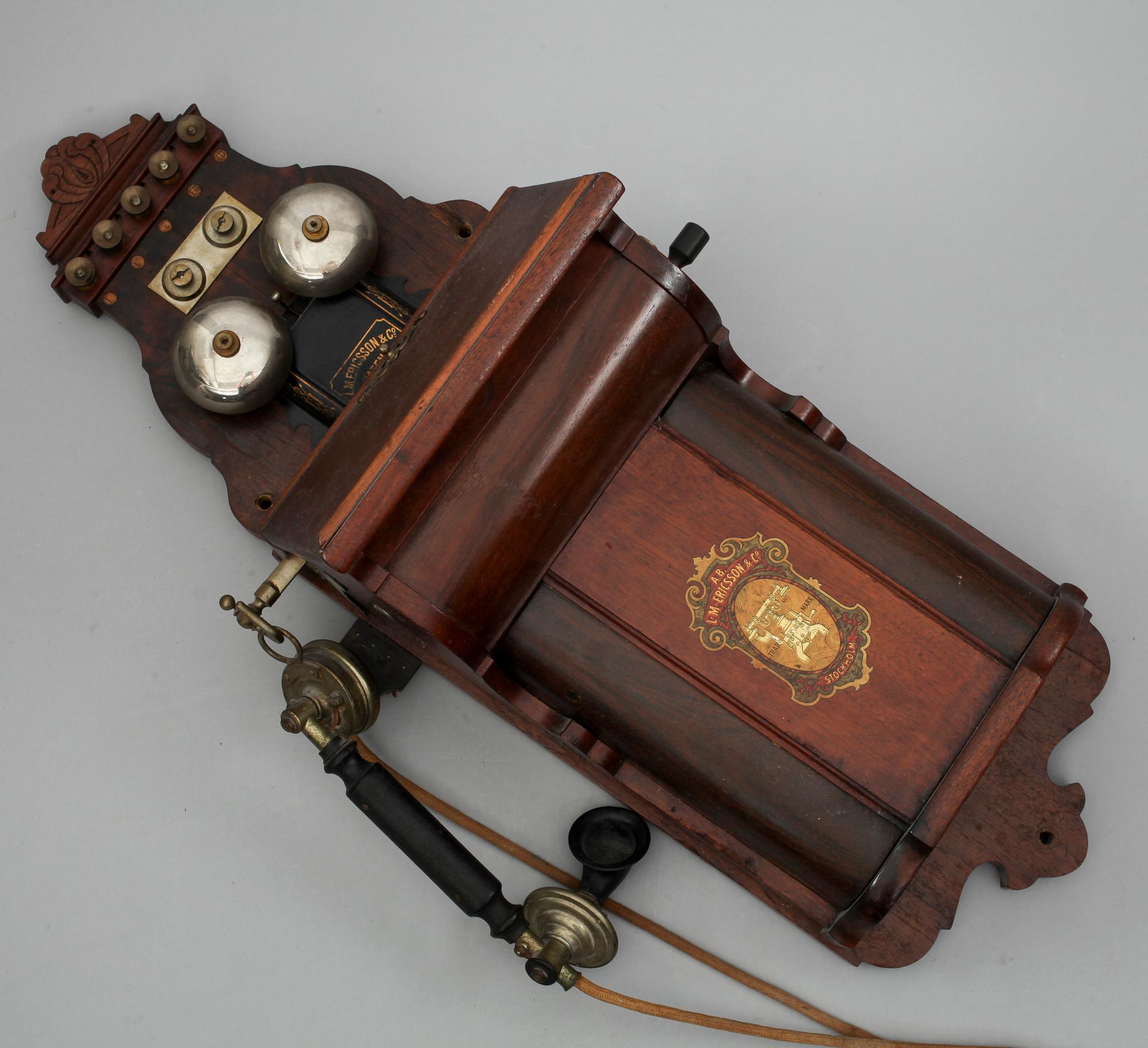 VÄGGTELEFON. LM Ericsson, sekelskiftet 1900.