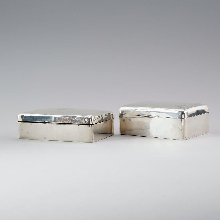 CIGARETTSKRIN, 2 st, silver, England, 1900-talets första hälft. Vikt med inredning ca 890 gram.