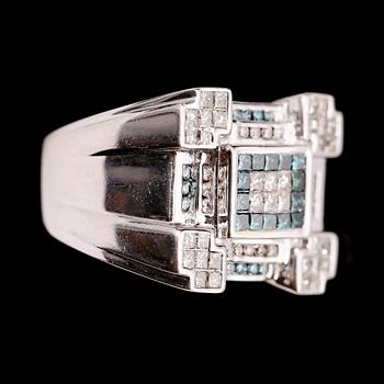 RING, 14 k vitguld, med blå och vita princesslipade diamanter ca 1.25 ct. Total vikt ca 14,4 gram.