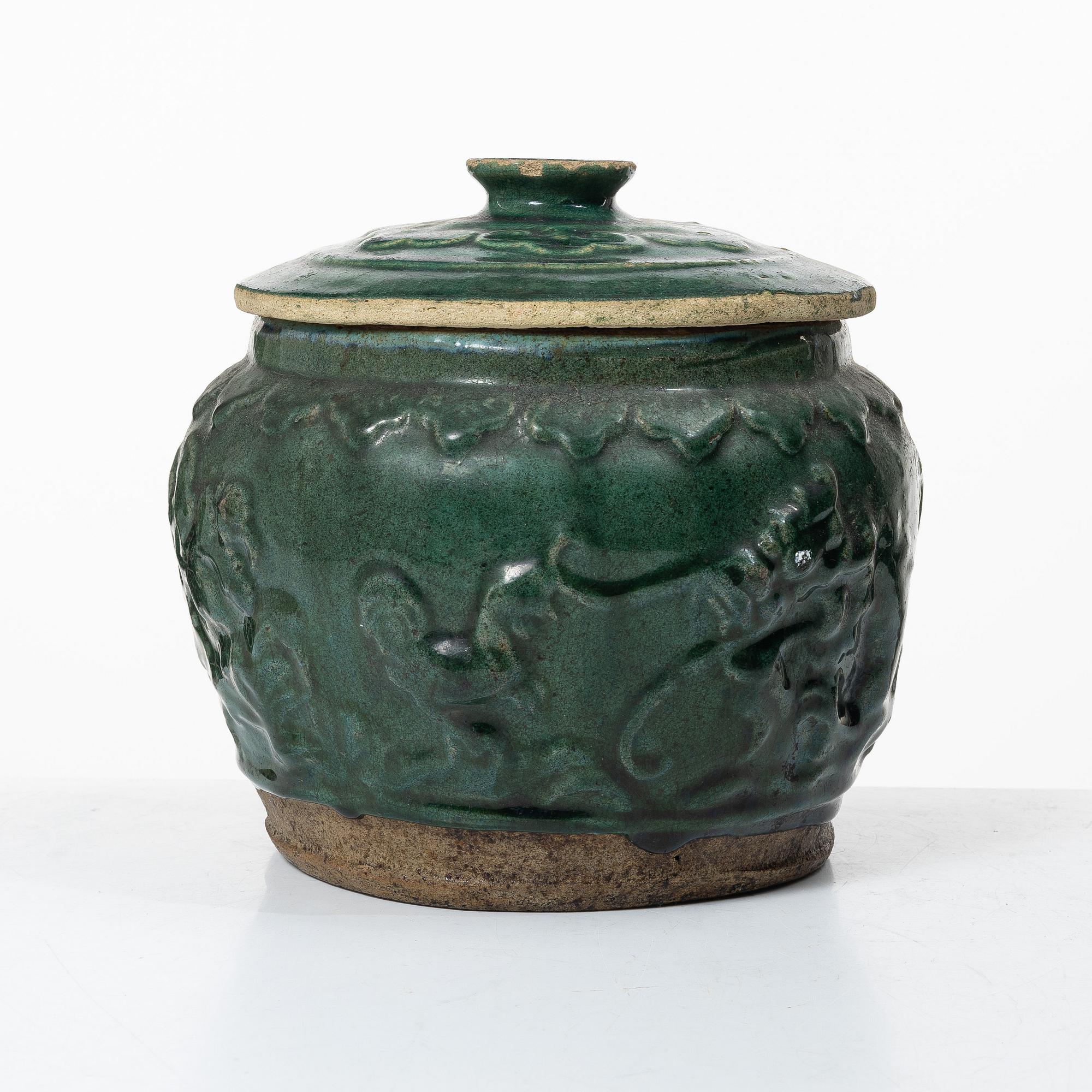 A green glazed jar, Southern China, Qing dynasty, 19th century.