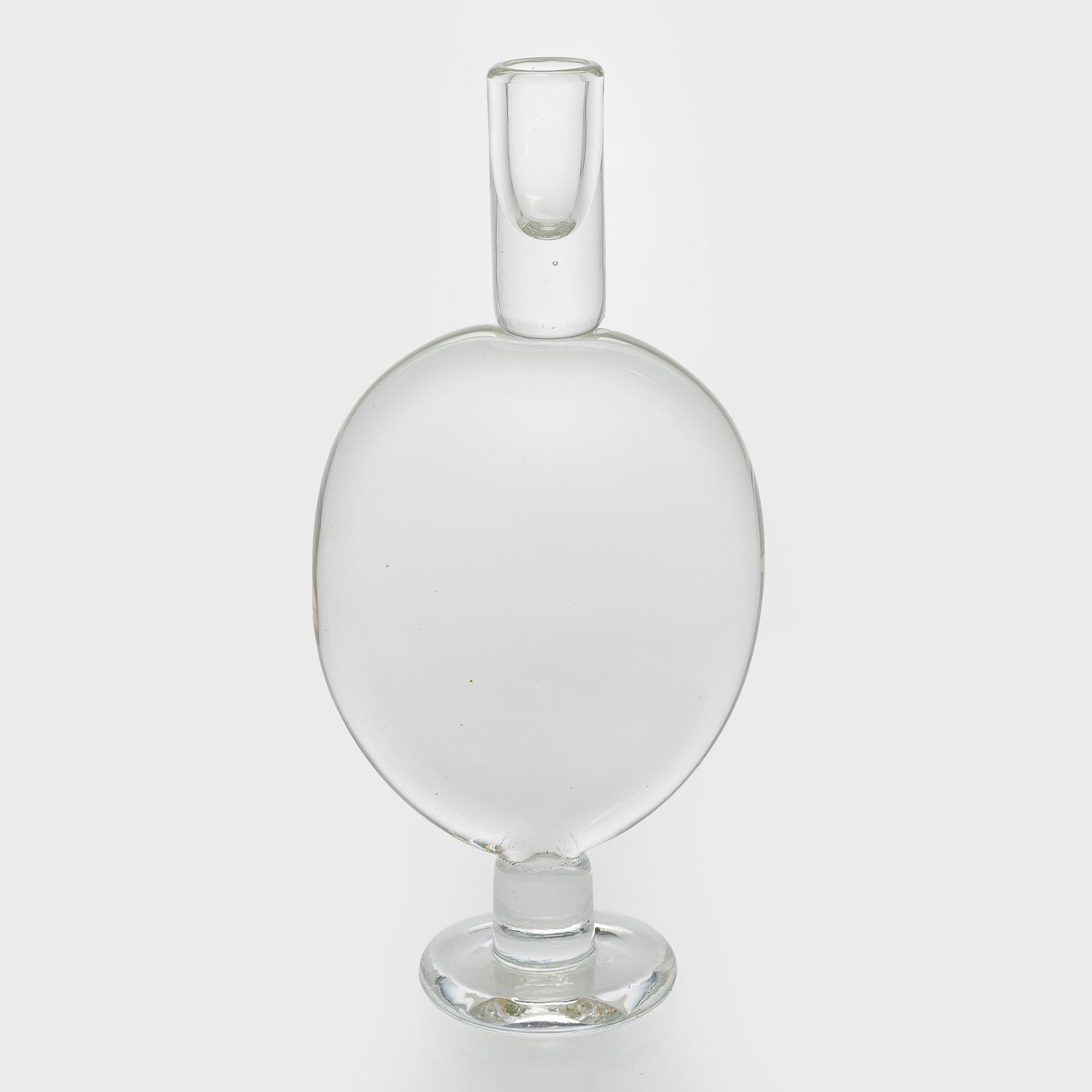 Oiva Toikka, A glass candle holder, signed Oiva Toikka Nuutajärvi Notsjö.