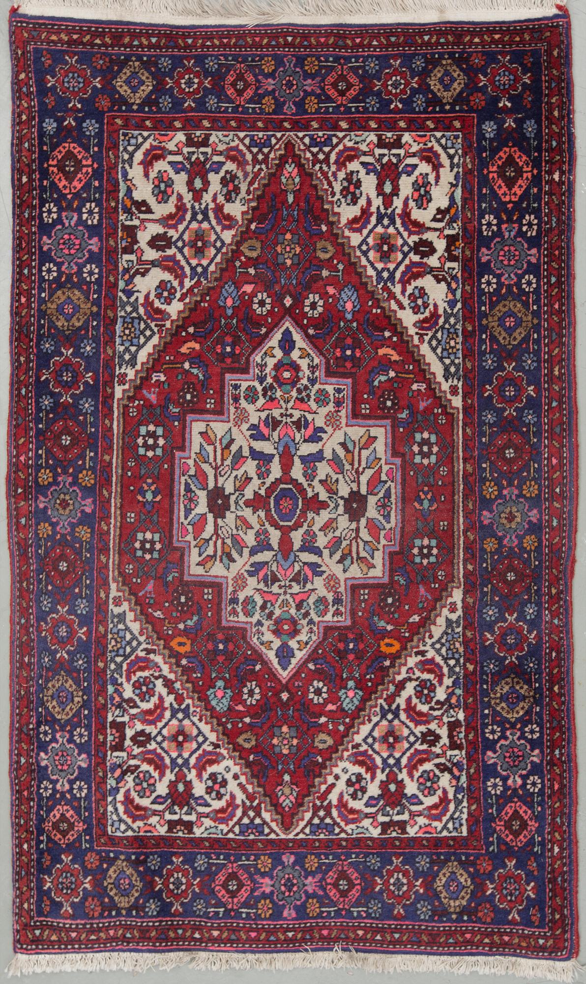 MATTA, persisk. Ca 123x77 cm.