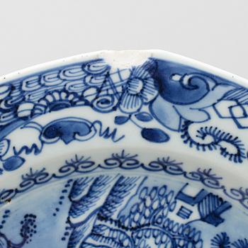 TALLRIKAR, 5 st olika, porslin, Kina, Qianlong 1736-1795.