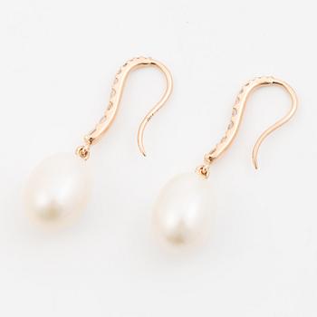 Earrings 18K rose gold with cultured pearls and brilliant-cut diamonds.