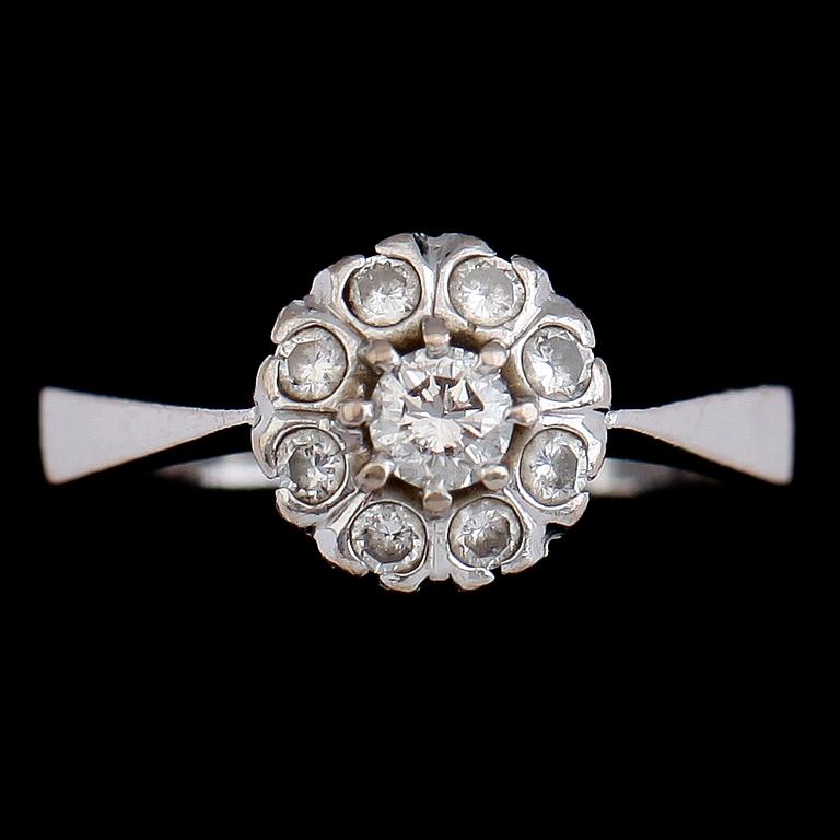 RING, 18 k vitguld, med diamanter, 0.50 ct WP enligt gravyr. Total vikt ca 4 gram.