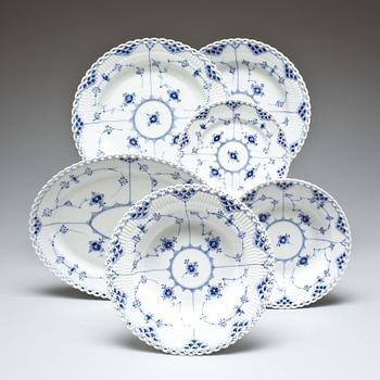SERVISDELAR, porslin, 31 delar,"Musselmalet", Royal Copenhagen.