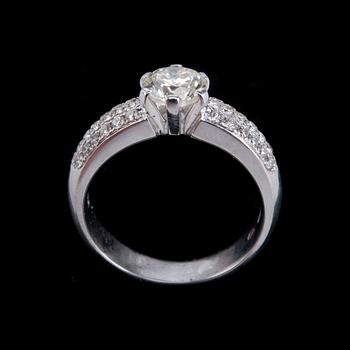 A RING, brilliant cut diamonds. Center stone 1.00 ct. Sidestones 0.39 ct.
