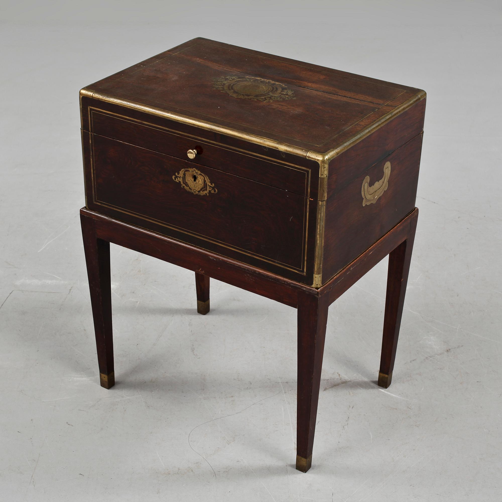 TOALETTSKRIN PÅ BENSTÄLLNING, St Petersburg, Ryssland, omkring sekelskiftet 1800/1900.