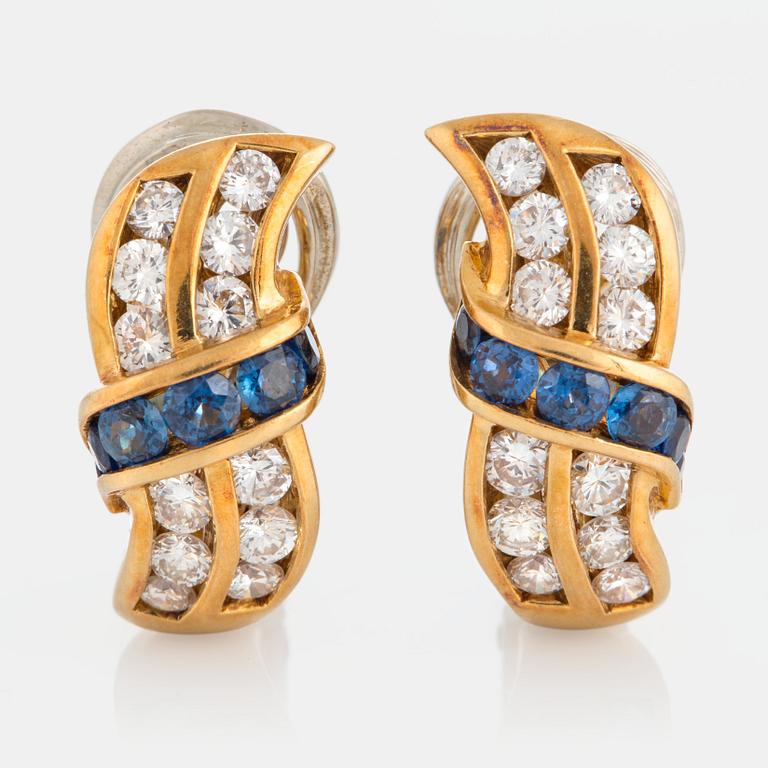 A pair of earrings in 18K gold set with round brilliant-cut diamonds with a total weight of ca 0.50 ct and sapphires.