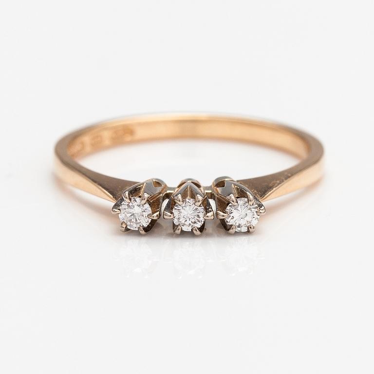 Elis Kauppi, Sormus,, 14K kultaa, timantteja n. 0.15 ct yht kaiverruksen mukaan. Kupittaan Kulta, Turku 1981.