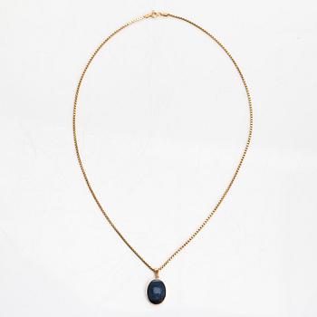 A 14K gold necklace with a spectrolite pendant. Finnsih control marks.