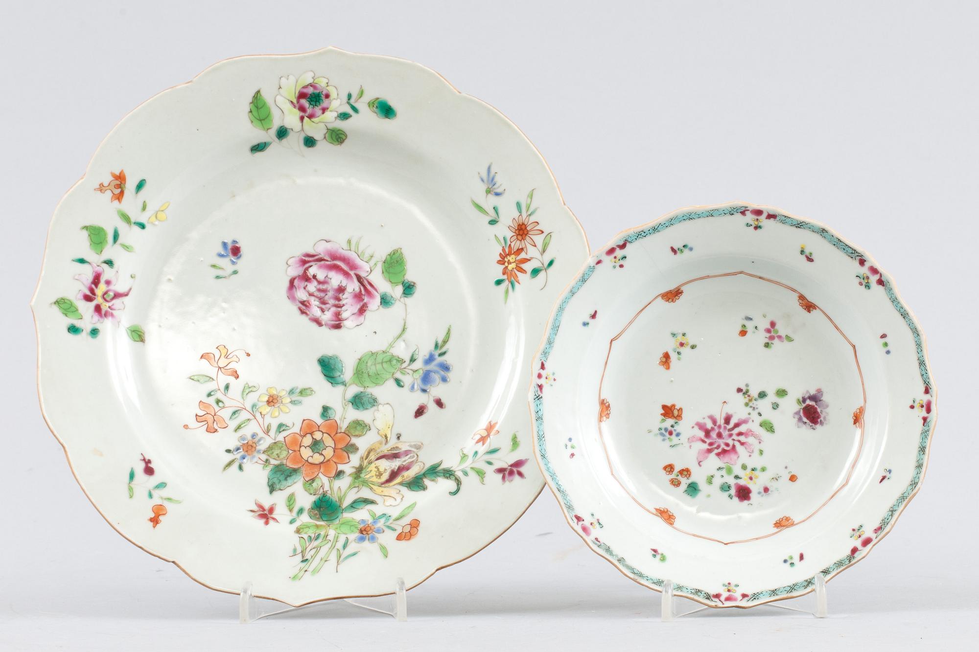 TALLRIKAR, porslin, 2 st, Kina, Qianlong (1736-1796) resp 2 st Kina, Kanton, 1800/1900-tal.