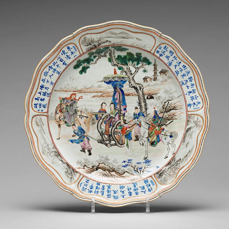 A famille rose dish, Qing dynasty. (1664-1912).