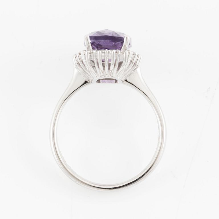 Ring, cocktail ring, 18K white gold with checkerboard-cut amethyst and octagon-cut diamonds.