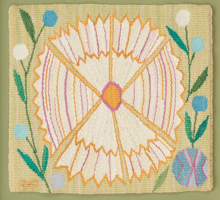 TEXTILES, 1 pair. "Vit blomma" och "Gul blomma med bi". Tapestry weave (gobelängvariant). 28 x 30,5 and 28 x 30 cm.
