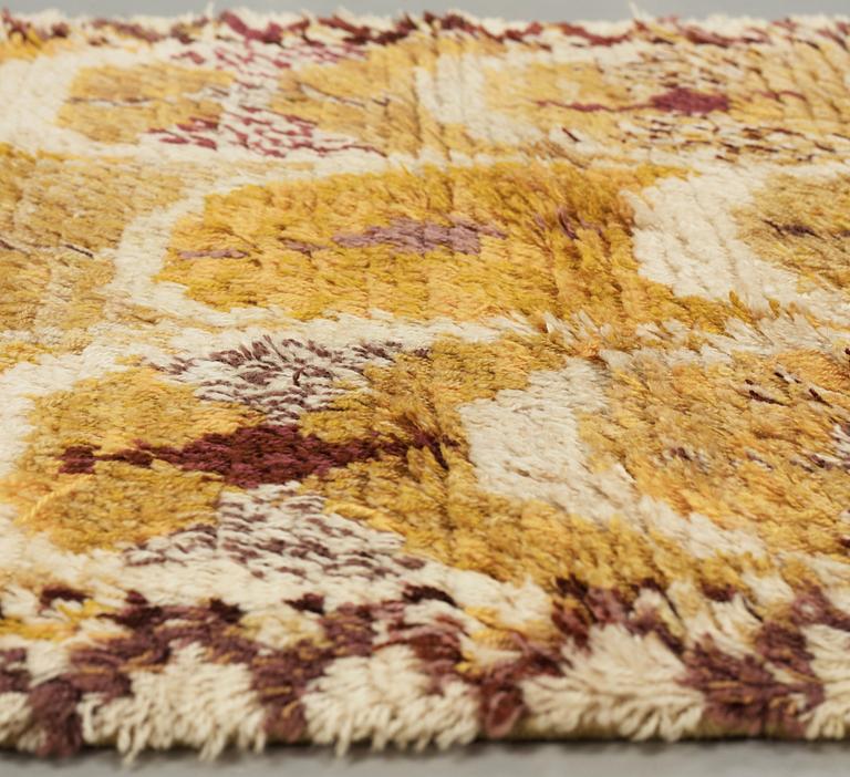 Marianne Richter, A CARPET, "Fjädern, gul", knotted pile, ca 180,5 x 91,5 cm, signed AB MMF MR.