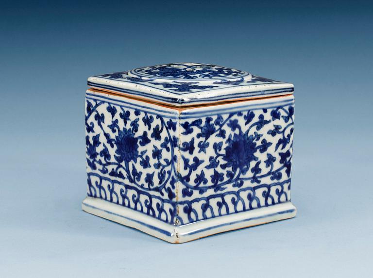 A blue and white Longqing cricket box, Ming dynasty (1567-72).